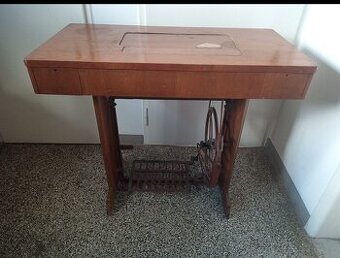 Lada - šlapací šicí stroj