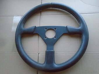 špotový volant  Momo
