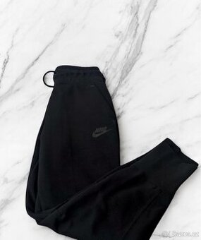 Nike tech fleece tepláky (černé)