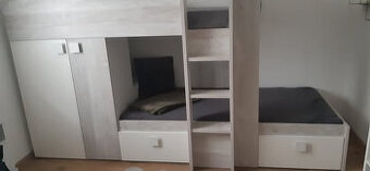 Patrová postel s prostorem pro dva
