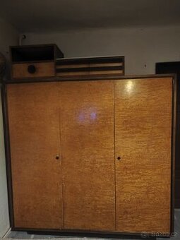 Historický,retro nábytek, ořech - šatní skříně,stolky