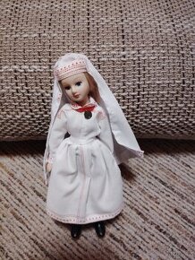 Panenka porcelánová