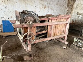 Starý zemědělský stroj – čistička / mlátička obilí