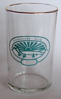 Pivní sklo, půllitry, třetinky, pivovarské cedule, tácky.