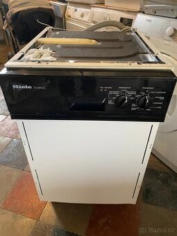 Vestavná černá myčka zn.Miele-45cm