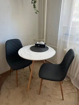 Jidelní stůl se židlema