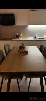 Jídelní stůl