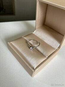 Zásnubní prsten z bílého zlata a zirkonem
