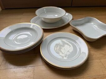 Porcelánová sada se zlatým lemováním