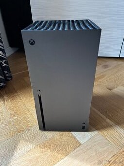 Xbox series X 1Tb ovladač a 4 hry