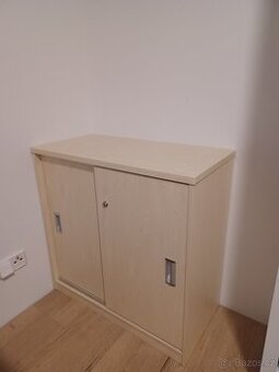 Skříňka s posuvnými dvířky