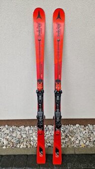 Lyže Atomic a Dynastar + lyžaky a helma