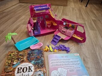Rozkládací karavan  a kniha Rok v lese