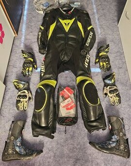 Kombinéza, rukavice, boticky, hrudak