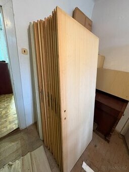 Nové nepoužité dřevěné dveře interiérové pevné se zámkem