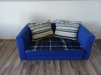 Moderní rozkládací sedačka v modrém provedení