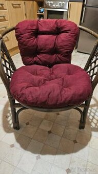 Proutěné robustní křeslo s červenými polštáři