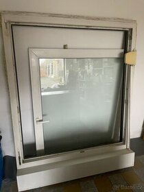 Okno 118 x 147 cm, trojsklo a venkovni roleta