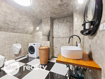 Pronájem jedinečného mezonetového bytu 2+kk ve stylu srubu, 