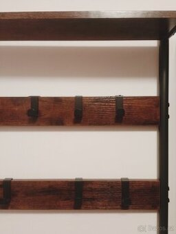 Věšák s botníkem