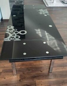 Rozkládací jídelní stůl