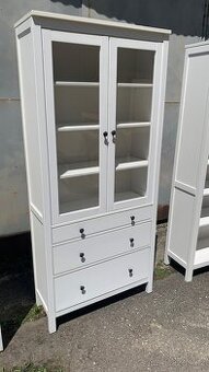 Ikea Hemnes prosklená knihovna - vitrína se šuplíky masiv