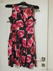 Šaty s květinami ORSAY 40