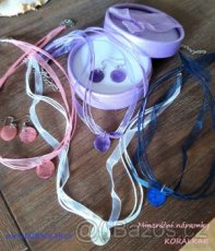 Náhrdelník s plackou z perleti organzový stužkový i náušnice