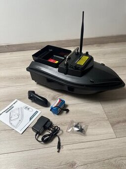 Zavážecí loďka na ryby