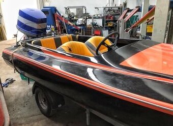 Sportovní člun 235HP, vozík