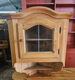 rustikální rohová závěsná vitrína z masivního dřeva.