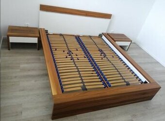 Postel, stolky rošty + v případně matrace zdarma