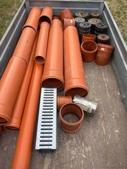 Kanalizační potrubí , kolena KG , vodovodní poklopy