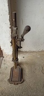 Stojan na ruční vrtačku