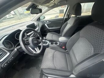 Kia Ceed 2019 interiér – palubka airbagy budíky sedačky