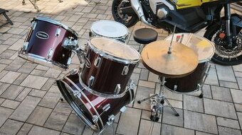 Souprava bicích Millenium.