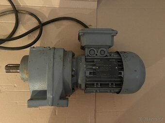 Elektromotor s převodovkou