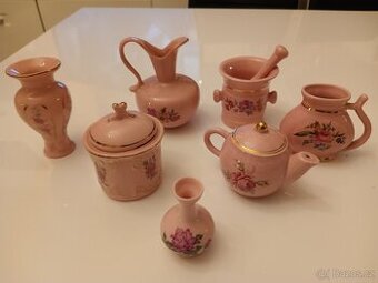Malý růžový porcelán.