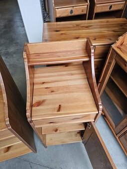 NOČNÍ- ODKLÁDACÍ SKŘÍŇKA IKEA LEKSVIK
