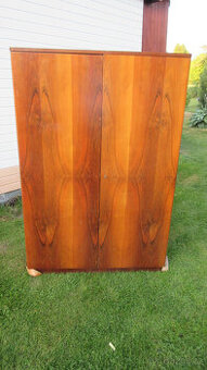 Stylová retro šatní skřín