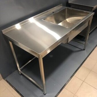 Nerezový stůl s dřezem
