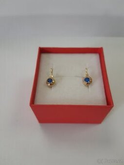 Zlaté náušnice s modrým kamínkem