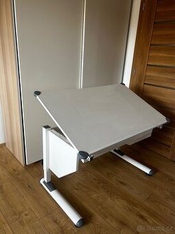 Polohovatelný psací stůl