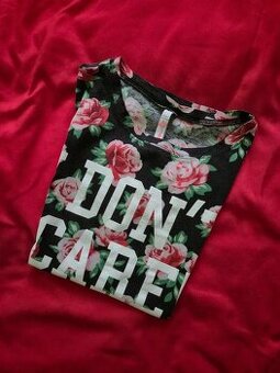 tričko s nápisy a kytkami