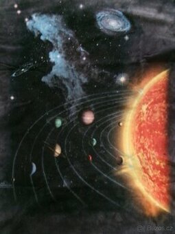 Nové triko s motivem vesmíru.