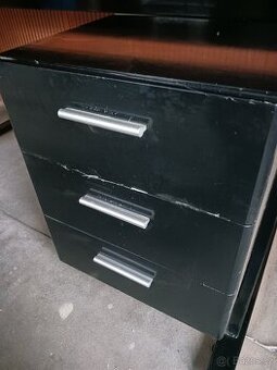 Kancelářský stůl černý skleněný