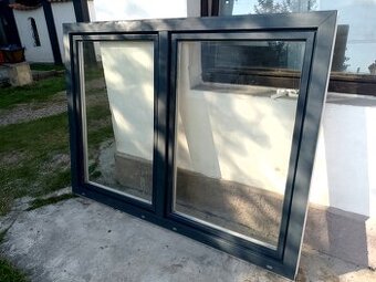 Okno plastové antracitovė, doprava