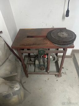 Cirkulárka 380V, dobry stav, nový řemen, kotouče