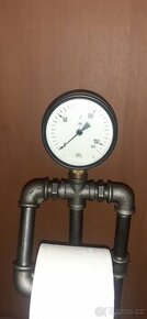 Industriální pomocník na WC