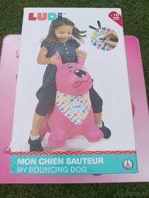 Skákací pes (růžová barva)